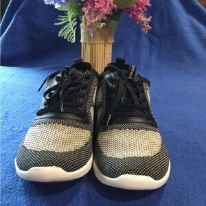 Black and white vionic sneakers.